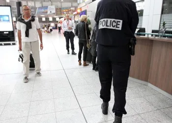 Fransa’da havalimanındaki bıçaklı saldırgan öldürüldü