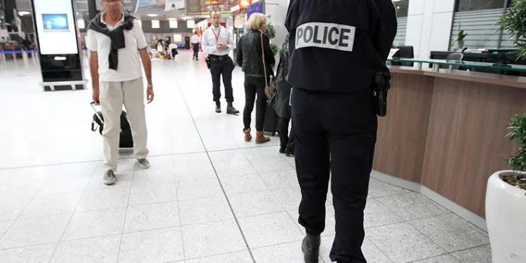 Fransa’da havalimanındaki bıçaklı saldırgan öldürüldü