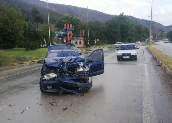 İki otomobil çarpıştı : 6 yaralı