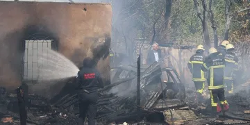 Ailesine kızdı, evi ateşe verdi