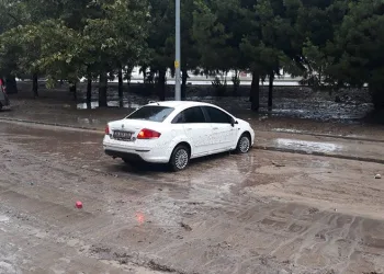 Mudanya’da selden geriye çamur kaldı
