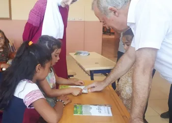 Mustafakemalpaşa’da ‘Mevsimlik’ çocukların yüzü güldü