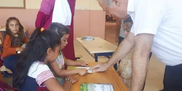 Mustafakemalpaşa’da ‘Mevsimlik’ çocukların yüzü güldü