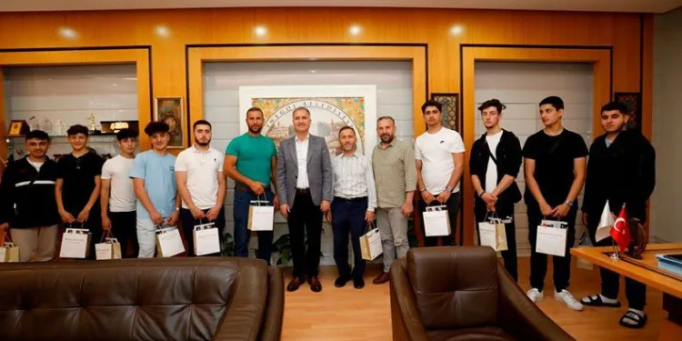 İngiltere’de yaşayan Türk öğrenciler, kültürlerini öğreniyor