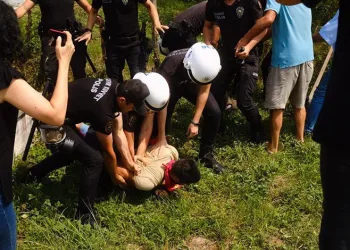 Mezarlıktaki gösteriye 9 gözaltı