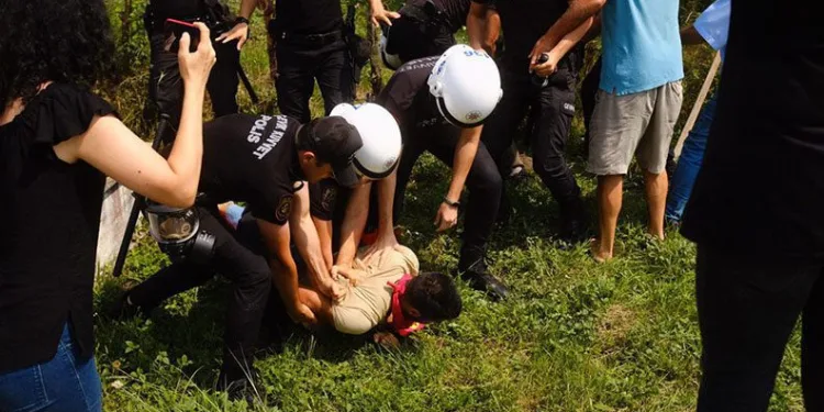 Mezarlıktaki gösteriye 9 gözaltı