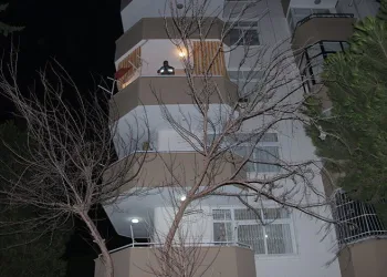 Balkondan düşen genç kız hayatını kaybetti