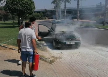Antalya’da otomobili aniden alev aldı