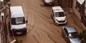 İzmir’i ikinci kez sağanak vurdu