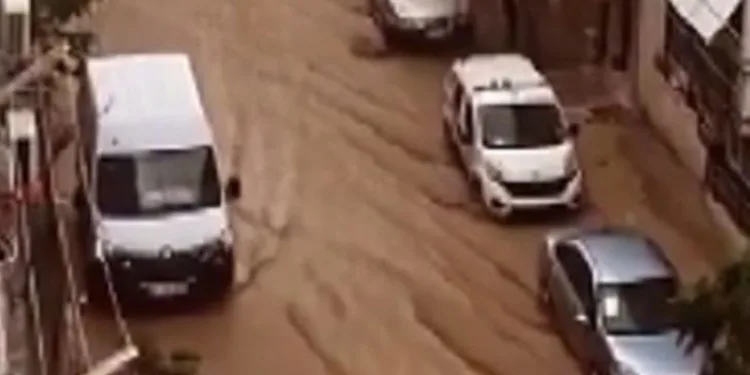 İzmir’i ikinci kez sağanak vurdu