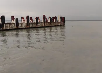 Bursa’da sağanak denizi kahverengiye boyadı