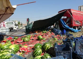 Kayseri’de otomobil karpuz tezgahına daldı: 1 ölü