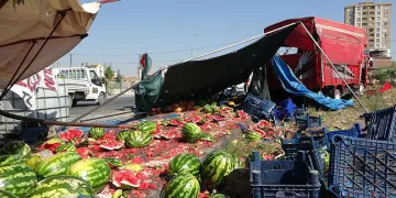 Kayseri’de otomobil karpuz tezgahına daldı: 1 ölü