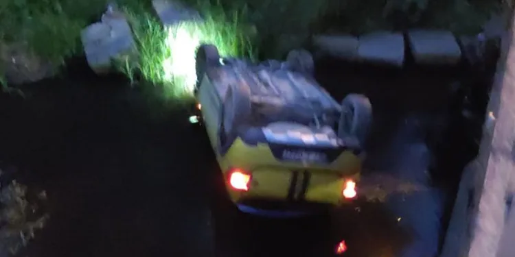 Zonguldak’ta kamyonete çarpmamak için dereye uçtu