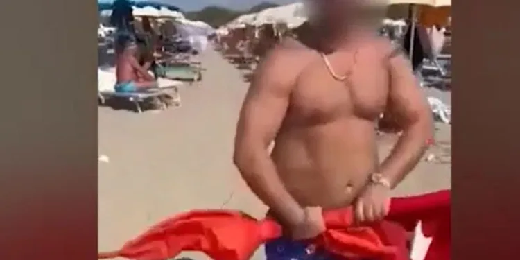 Arnavutluk’ta Türk bayrağına çirkin saldırı