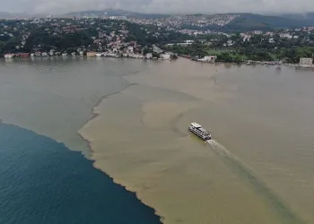 Sağanak yağış sonrası İstanbul Boğazı çamura bulandı