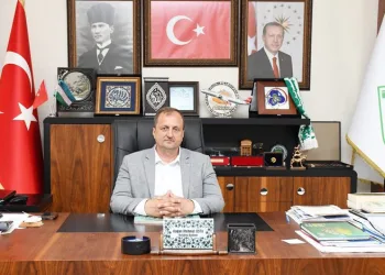 Başkan Usta’dan Dünya Bankası ofisine İznik çinisi