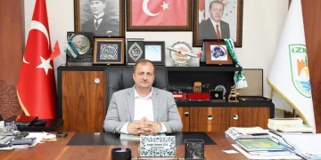 Başkan Usta’dan Dünya Bankası ofisine İznik çinisi
