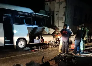 Servis minibüsü TIR’la çarpıştı:2 ölü
