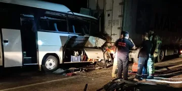 Servis minibüsü TIR’la çarpıştı:2 ölü