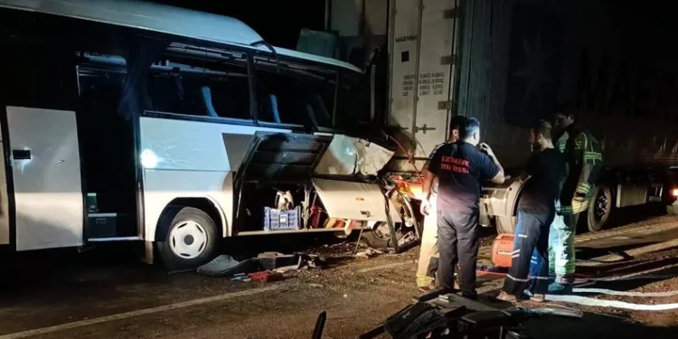 Servis minibüsü TIR’la çarpıştı:2 ölü