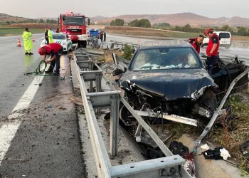Otoyolda feci kaza: Anne-baba öldü, 2 çocuk yaralı