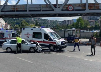 Otomobil ile ambulans çarpıştı: 3 yaralı