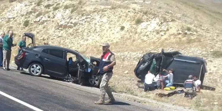 İki otomobil kafa kafaya çarpıştı: 4 yaralı