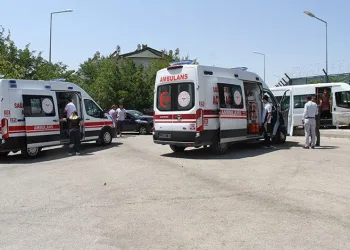 Elazığ’da öğrenci minibüsü ile otomobil çarpıştı: 5 yaralı