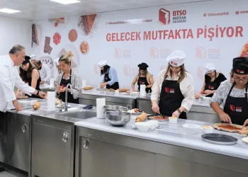 Bursalı kadın girişimciler mutfakta