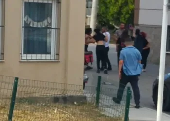 Bursa’da genç kızlar birbirine girdi