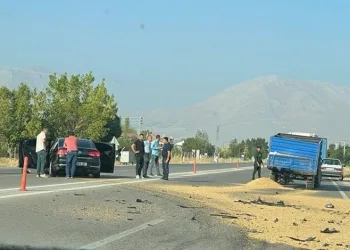 Otomobil römorka arkadan çarptı: 4 yaralı
