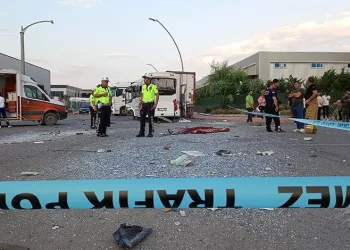 İşçi servisi ile tır çarpıştı: 1 ölü, 25 yaralı