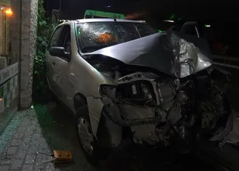 Otomobil aydınlatma direğine çarptı: 3 yaralı