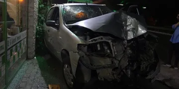 Otomobil aydınlatma direğine çarptı: 3 yaralı