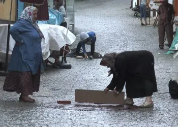 Eskişehir’de sağanak yağışı fırsata çevirip yolluğunu yıkadı
