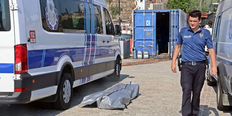Antalya’da denizde erkek cesedi bulundu
