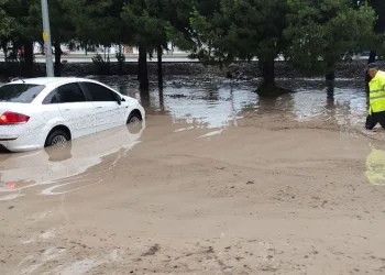 Bursa’da sağanak hayatı felç etti