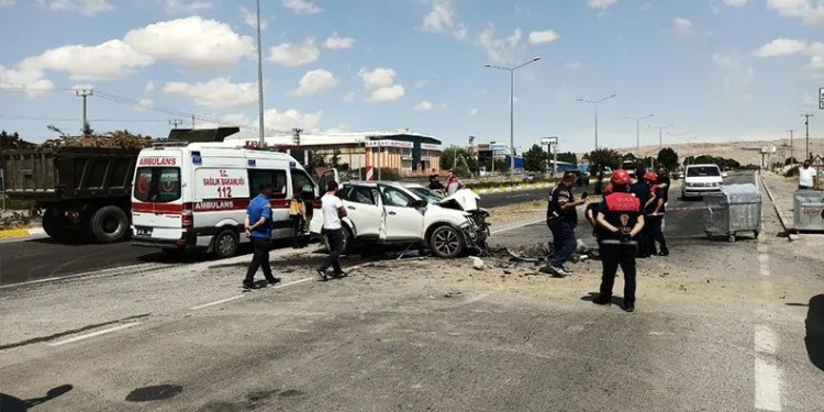 Otomobil kamyonla çarpıştı: 1 ölü, 2 yaralı