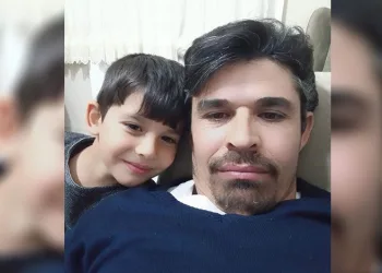 8 yaşındaki çocuk sokak köpeklerinin saldırısına uğradı