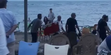 Bursa’da deniz kenarında sandalyeli kavga