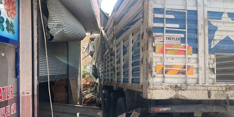 Kamyon, oturan adama çarpıp odunluğa girdi