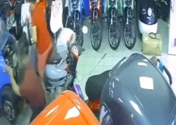 Bursa’da motosiklet mağazasında kaza