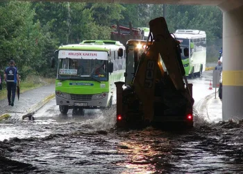Kocaeli’de sağanak hayatı felç etti