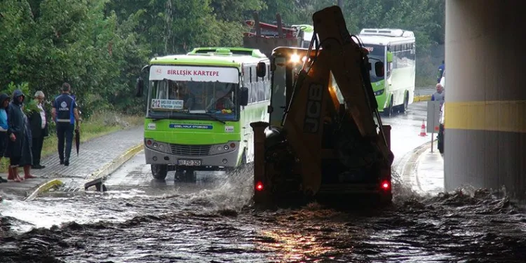 Kocaeli’de sağanak hayatı felç etti