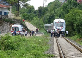 Yolcu treni raylarda yürüyen kıza çarptı