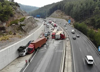 Manisa’da 7 araçlı zincirleme kaza: 5 yaralı