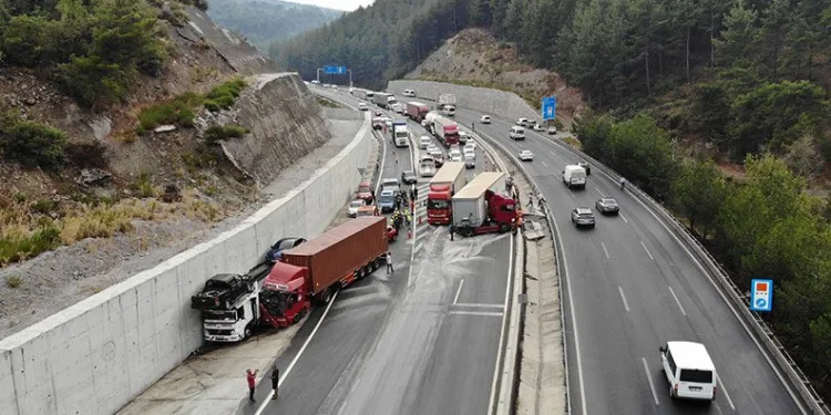 Manisa’da 7 araçlı zincirleme kaza: 5 yaralı