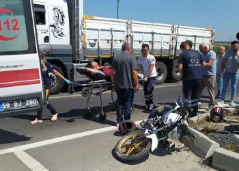 Tekirdağ’da motosiklet otomobile çarptı: 2 yaralı