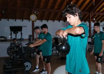 Bursaspor günün ilk idmanında salonda çalıştı